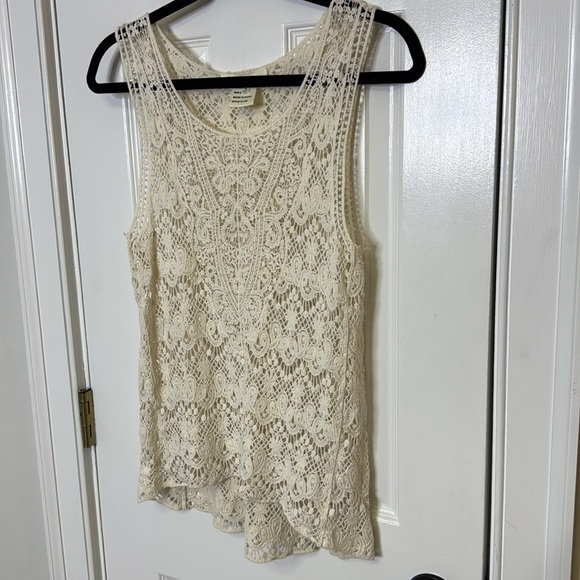 Solitaire Cream Asymmetrical Tank Top with Intricate Lace Design - Picture 4 of 6